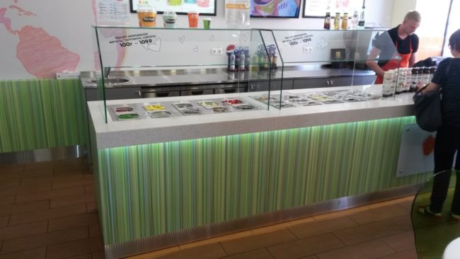 Оформление кафе «Tutti Frutti Frozen Yogurt»